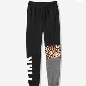 Campus pants with leopard accent
